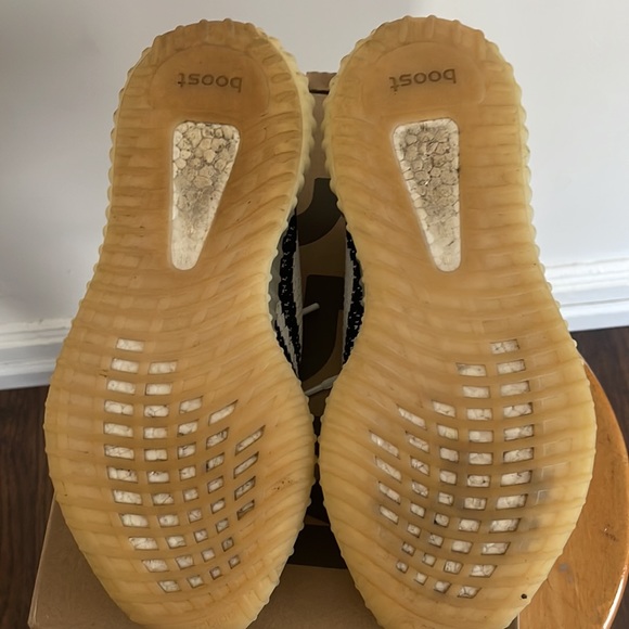 A pair of used Yeezy zebras 350 V2’s 2017 edition - Picture 8 of 8